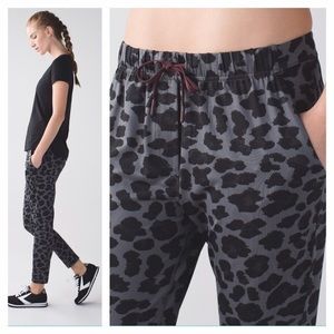 Lululemon Jet Crop Slim Size 6 Leopard Prints